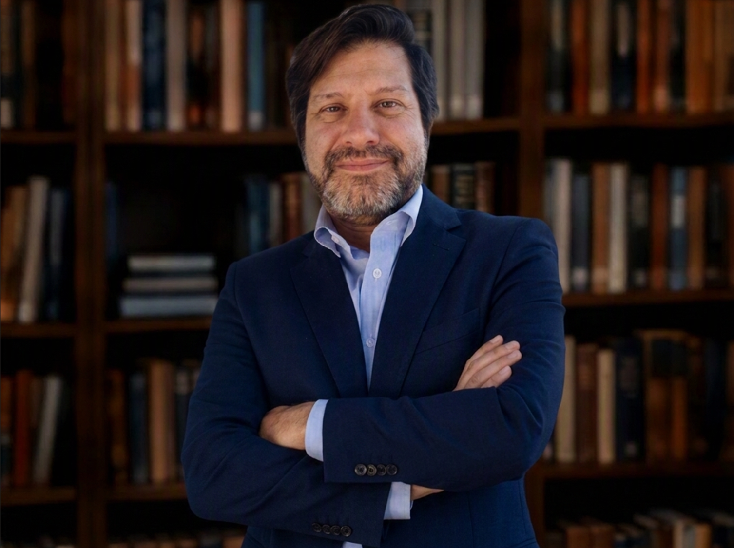 Fábio Fialho in front of a library